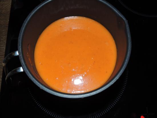Knoblauch-Tomaten-Paprika-Suppe mit Ziegenfrischkäse 2