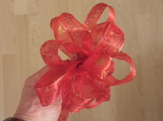 Geschenk dekorieren - Schleifenband binden 5