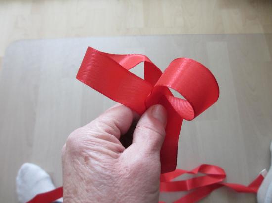 Geschenk dekorieren - Schleifenband binden und befestigen 2