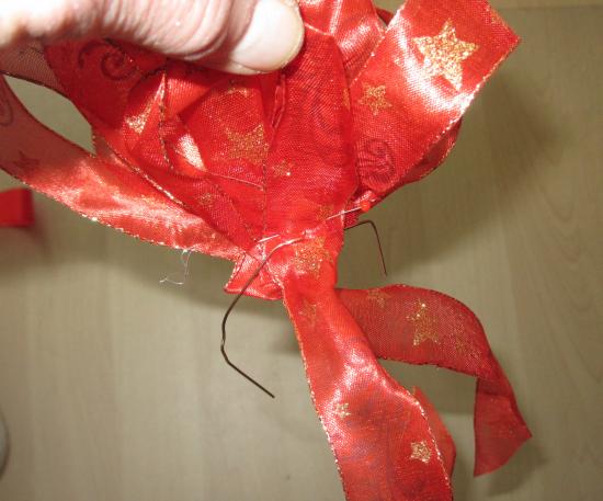 Geschenk dekorieren - Schleifenband binden und befestigen 4