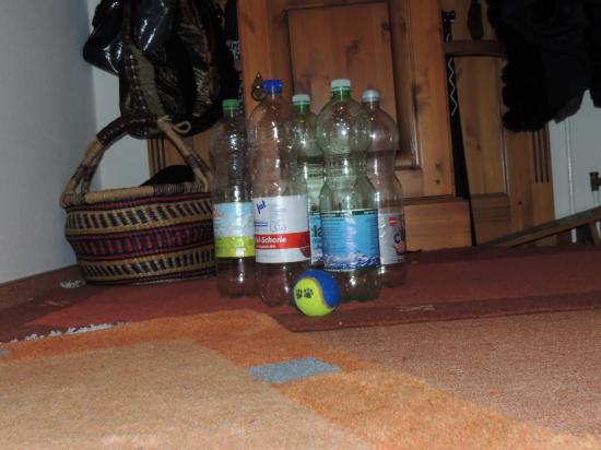Flaschenbowling mit Leergutflaschen