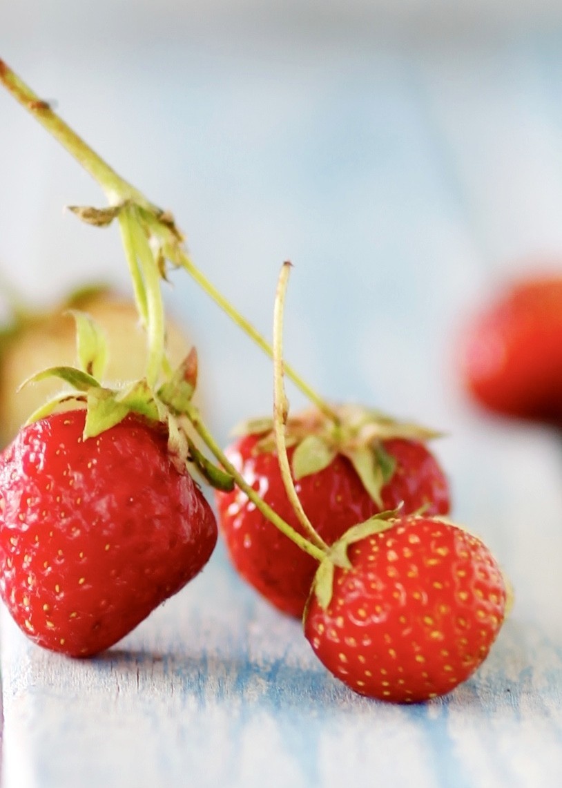 Mit einer Zuckerzange kann man von Erdbeeren ganz leicht die Stiele entfernen. Einfach damit den kleinen grünen Schopf rausziehen!