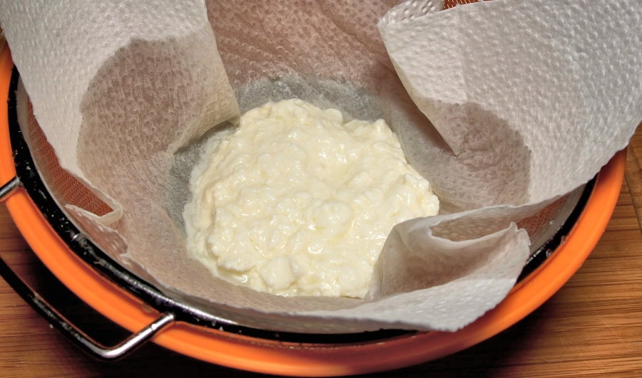 So erhält man ein sahniges Magerjoghurt: Joghurt einfach ein paar Stunden in einem mit Küchenpapier ausgelegtem Sieb abtropfen lassen.