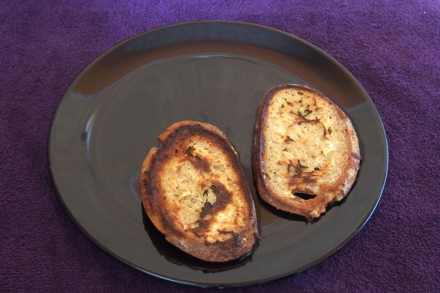 Goldenes Brot als Beilage - schmeckt gut, ist schnell gemacht und älteres Brot ist verarbeitet. 