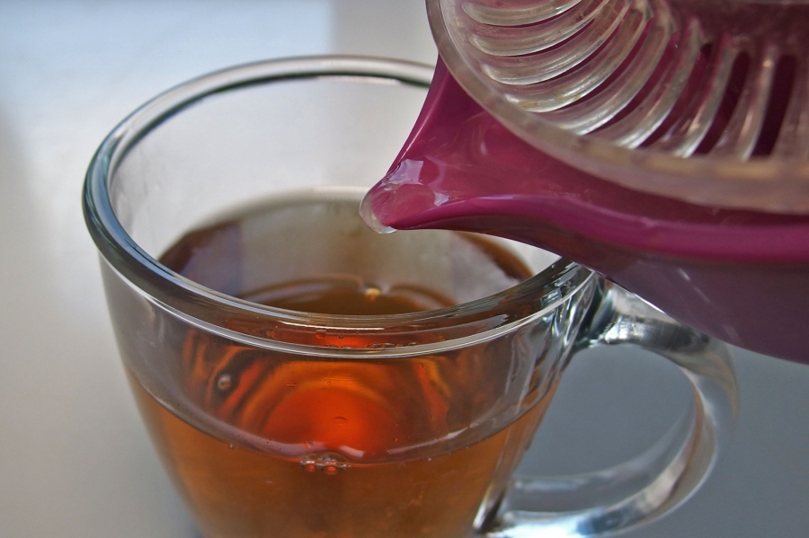 Hausmittel bei Erkältung: Man füllt eine Tasse mit 2 - 4 cl Rum, presst den Saft einer Zitrone dazu, gießt die Tasse mit heißem Wasser auf und verrührt das ganze mit etwa 5 TL Zucker.