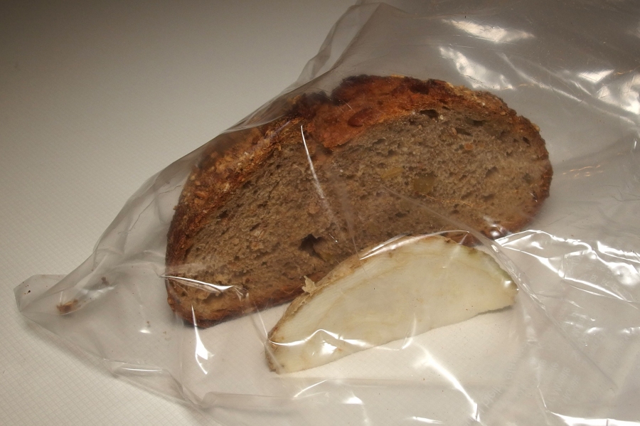 Mit einem Stückchen Sellerie in der Brottüte hält Brot lange frisch. Wer kein Sellerie zur Hand hat, kann sich auch mit einer Kartoffel aushelfen, diese in der Mitte durchschneiden und eine Kartoffelhälfte zum Brot dazu legen. 