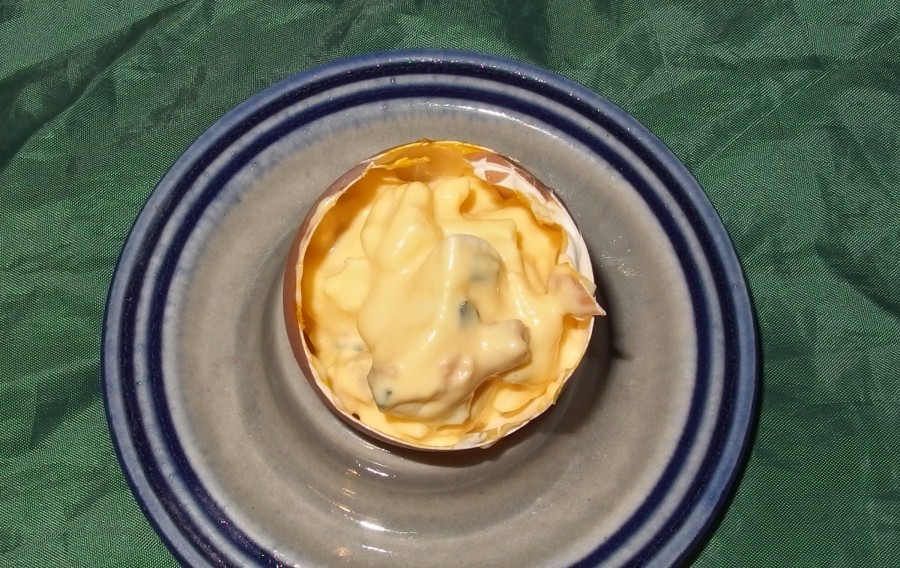 Eiersalat in der Eierschale: Ist das nicht eine kreative und ausgefallene Idee, einen Eiersalat zu servieren? 
