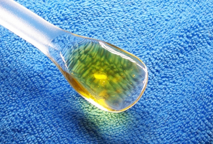 Leinöl in Bioqualität oder ein Leinöl mit zusätzlichen Ölen hilft gegen Juckreiz bei Neurodermitis. 