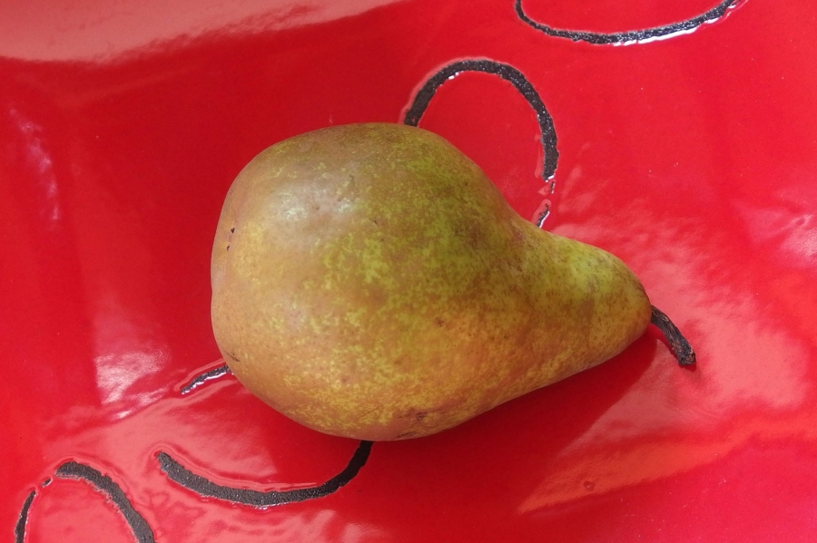Die beste Stelle, die Reife einer Birne zu testen, ist am "Hals" der Birne, direkt unterhalb des Stiels. Fühlt sich die Frucht hier elastisch-weich an, schmeckt sie prima.
