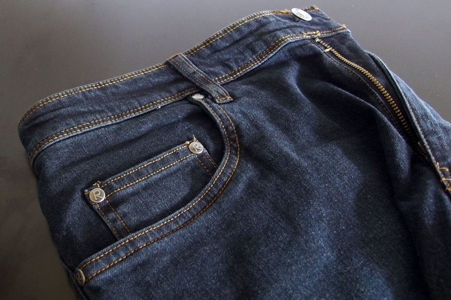 Um in dunklen Jeans die Farbe lange zu erhalten, kann man diese mit Essig vorbehandeln.