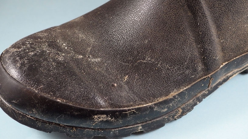 Richtig schmutzige Schuhe putzen mit Schuhbürste, lauwarmem Wasser und Spülmittel.