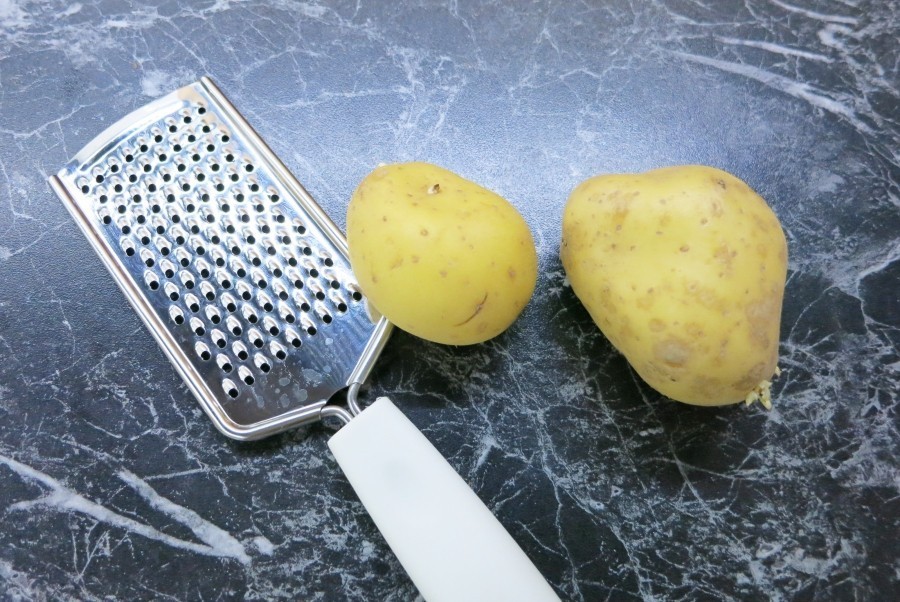 Soße kann man auch ohne Soßenbinder hervorragend sämig machen. Dazu reibt man 1-2 große Kartoffeln mit der Handreibe und rührt alles unter die Soße.
