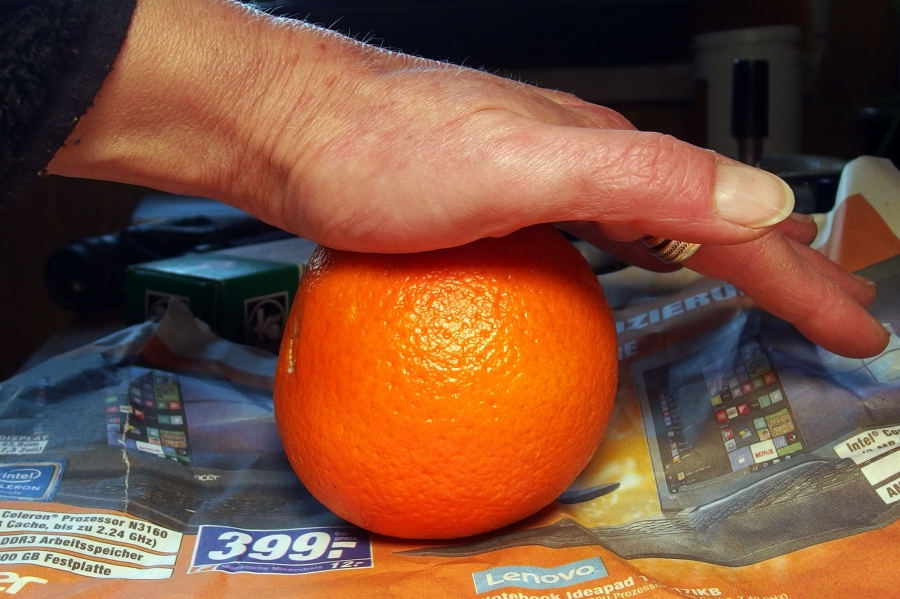 Mit diesem Tipp lassen sich Apfelsinen und auch Mandarinen leichter schälen.