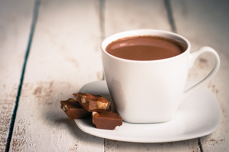 Eine leckere heiße Schokolade mit Zimt und Batida de Coco. Besonders toll an verregneten und kalten Tagen.