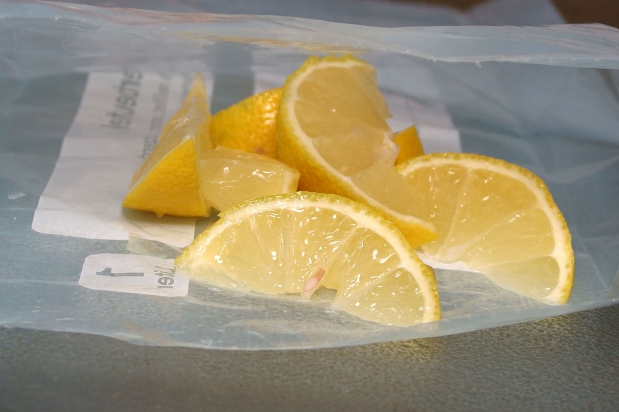 Immer frischen Zitronensaft zur Hand mit eingefrorenen Zitronenschnitzen.