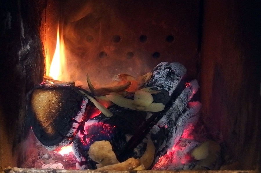 Frische Kartoffelschalen mit im Ofen verbrennen, das reinigt den Schornstein.