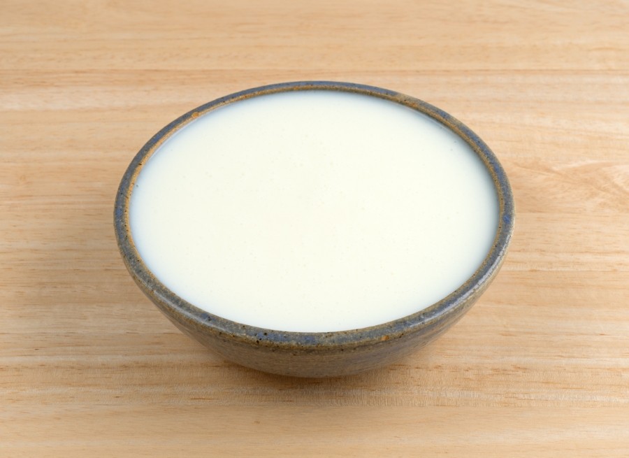 Ich mische etwa 200 ml Buttermilch in einen Liter normale Milch. Das geht mit jeder Art von Milch, von fettfrei bis Vollmilch, je nach Geschlackslage.