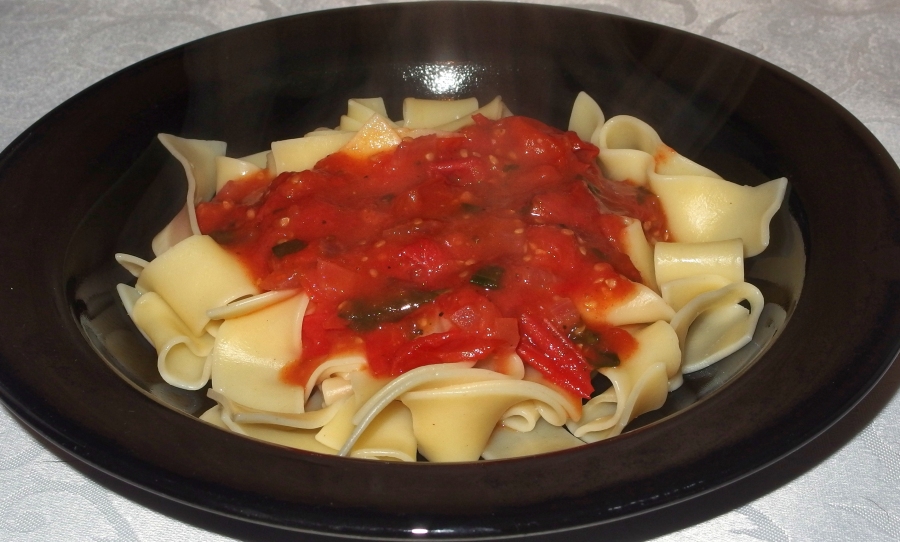 Eine tolle Soße für Nudeln: Tomatensoße mit Basilikum-Pesto. Superschnell fertig und lecker.
