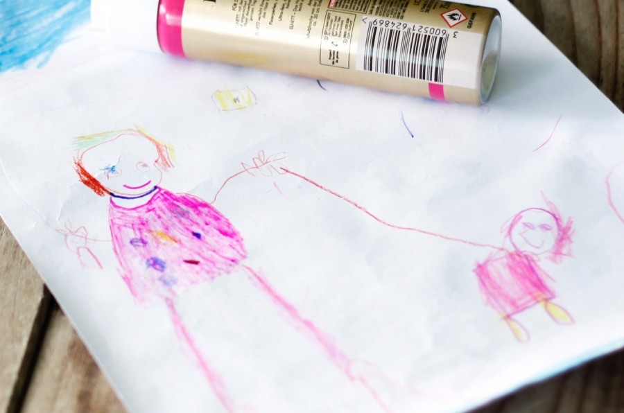 Mit Haarspray lassen sich gemalte Bilder länger haltbar machen.
