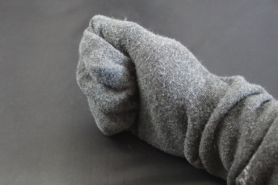 Socken-Handschuhe für eingecremte Hände im Bett.
