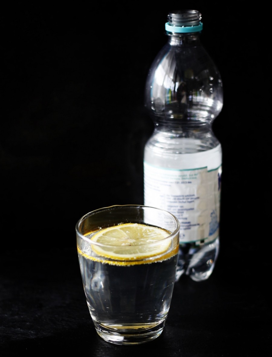Regelmäßig ein Glas Wasser vor den Mahlzeiten kann schon beim Abnehmen helfen.