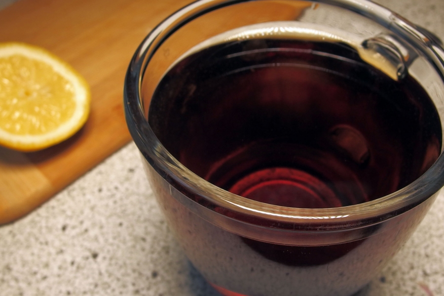 Kein Ölfim auf schwarzem Tee mit etwas Vitamin-C-Pulver 