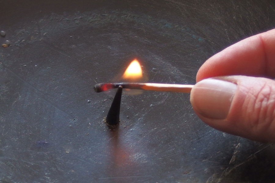 Kerze ganz einfach auf den Kerzenständer stecken, indem man den Dorn vorher anwärmt.