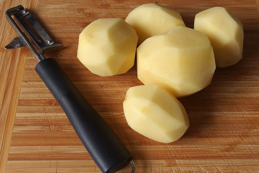 Kartoffeln kann man auf Vorrat schälen und für ein paar Tage im Kühlschrank lagern.