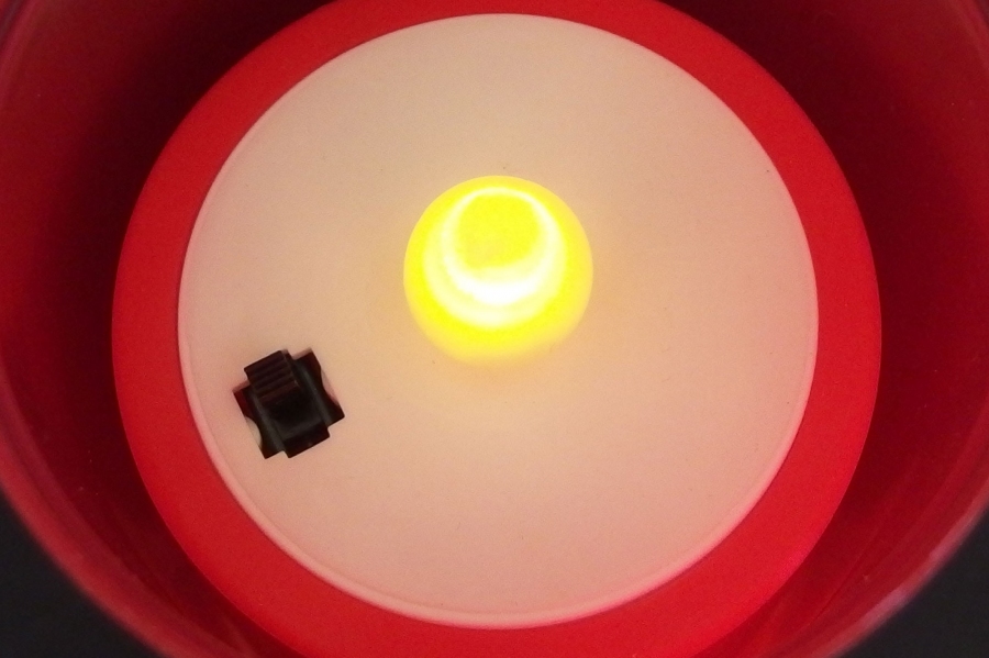 Leere Batterien aus Spielzeug, Wecker oder anderen Geräten können noch prima in LED-Kerzen weiterverwendet werden.