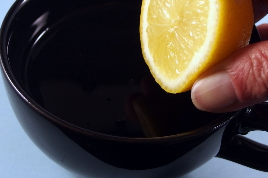 Nüchtern werden: Eine Tasse kalter Kaffee und Saft einer Zitrone miteinander vermischen und löffeln.