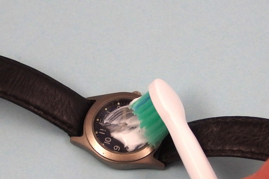 Kratzer im Uhrenglas lassen sich mithilfe von Zahnpasta und einer Zahnbürste vermindern.