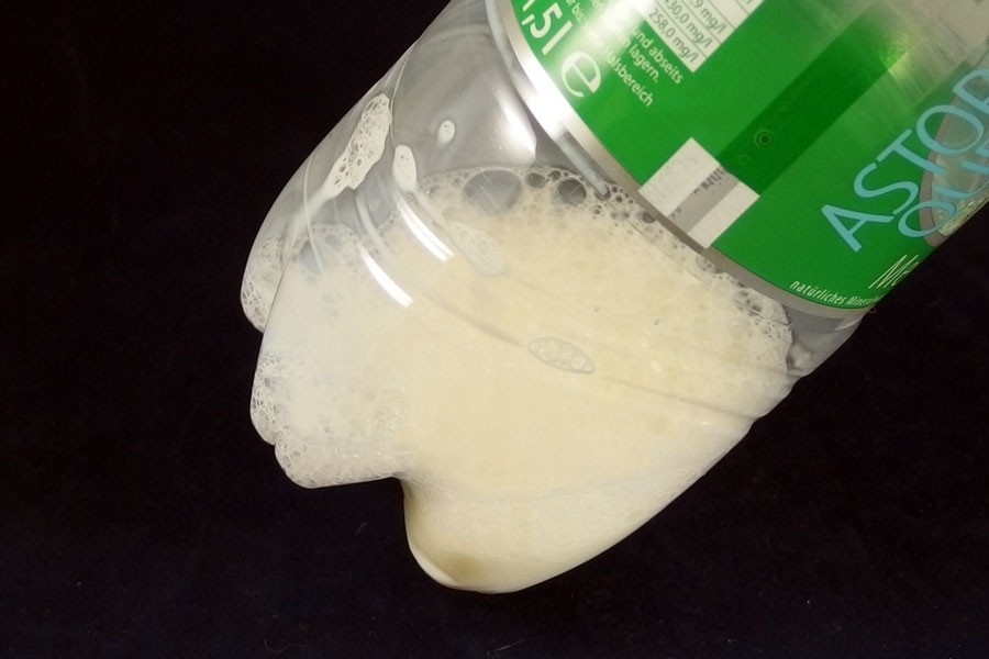 Kühlen Milchschaum in einer Selterflasche herstellen.