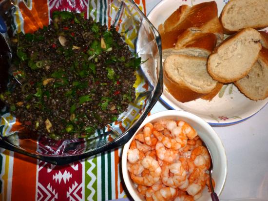 Salat aus Belugalinsen und Shrimps