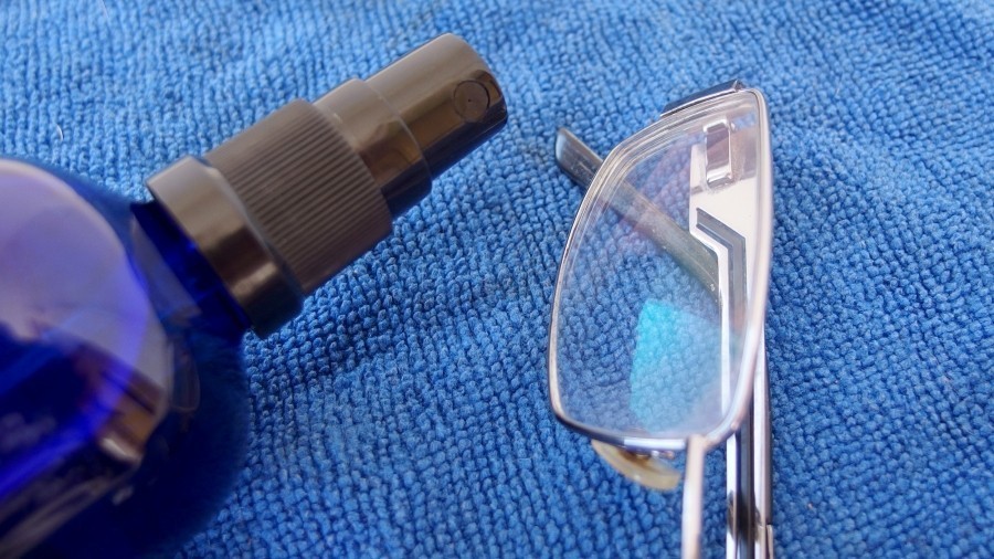 Man kann ganz einfach sein eigenes Brillenputzwasser herstellen. Man gebe abgekochtes Wasser in eine Sprühflasche und einen Spritzer Spülmittel dazu. So kann man seine Brille nun preiswert reinigen.
