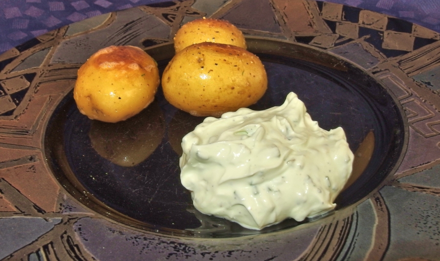 Quark, grün durch pürierte Kräuter und weitere Zutaten, das schmeckt lecker zu neuen Kartoffeln, ist gesund und sieht gut aus!