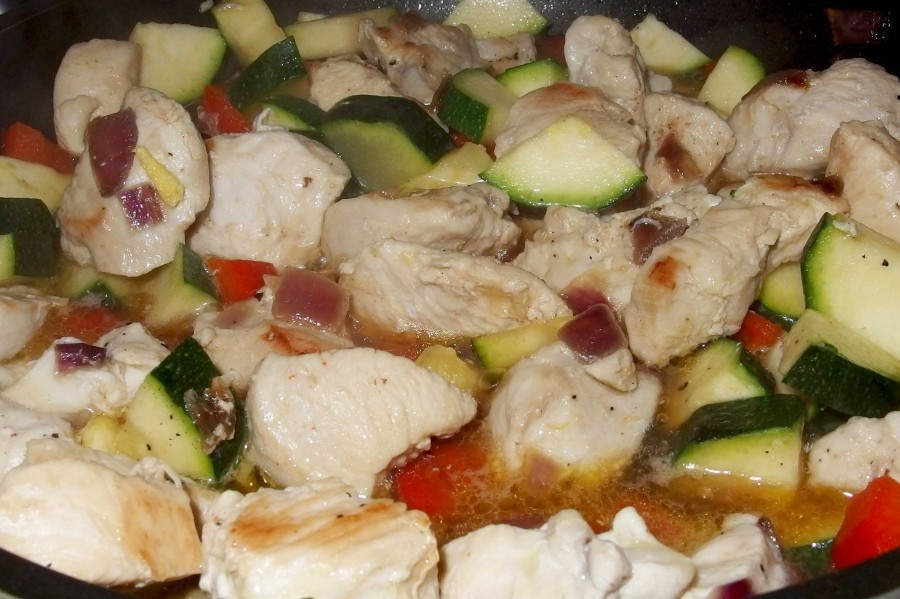 Der Clou an diesem Rezept: Indem man Fleisch und Gemüse zusammen in der Pfanne zubereitet, bekommt das Gemüse einen richtig herzhaften Geschmack!