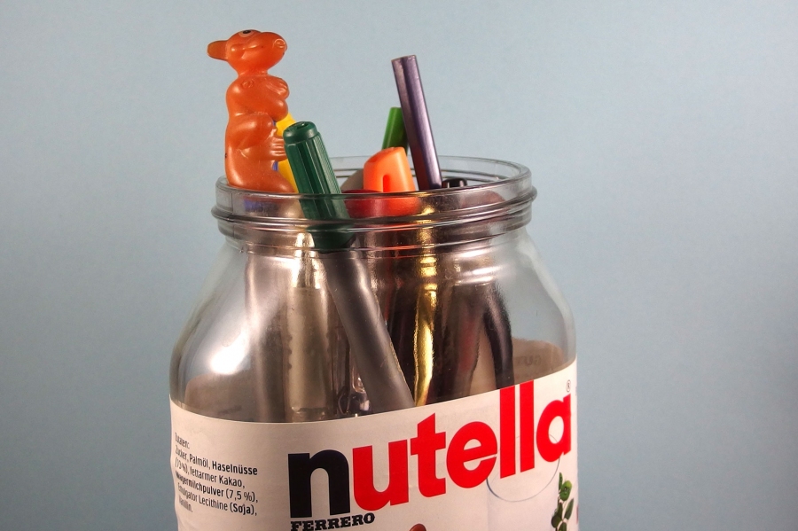 Großes leeres Nutellaglas als Stifteglas verwenden.