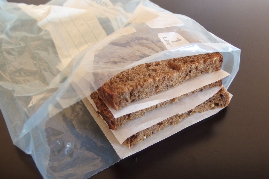So kann man eine Scheibe portionsweise entnehmen, ohne dass sie aneinander fest gefroren sind. Das Brot entweder im Toaster oder der Mikro auftauen.