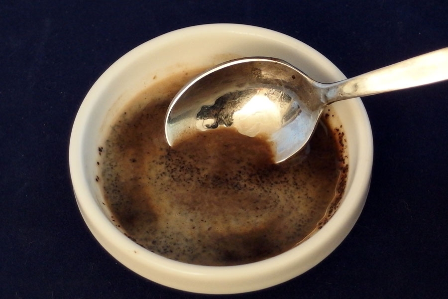 Weiche Haut mit Kaffeesatz: Man nehme den "gebrauchten" Kaffeesatz aus der Maschine und schüttet ihn in eine Schüssel. Dann gibt man einen guten Schuss Sahne dazu und verrührt dies.