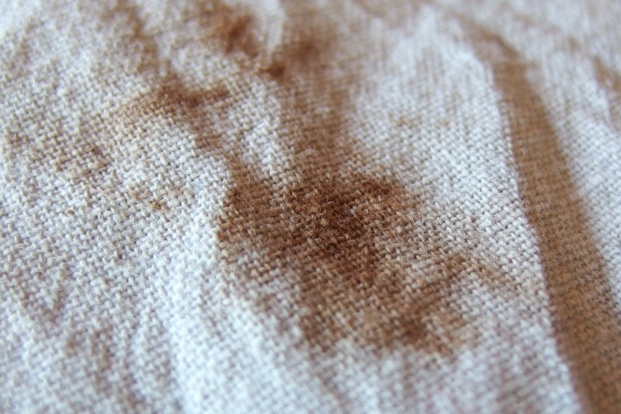 Sanfte Entfernung von hartnäckigen Flecken aus Kleidungsstücken mit Gallseife. Zum Lösen von Flecken muss nicht immer zu aggressiven Reinigungsmitteln gegriffen werden.