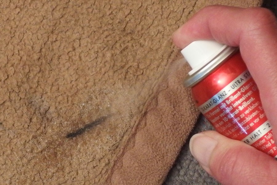 Hartnäckige Markerflecken in der Kleidung kann man mit Haarspray entfernen.