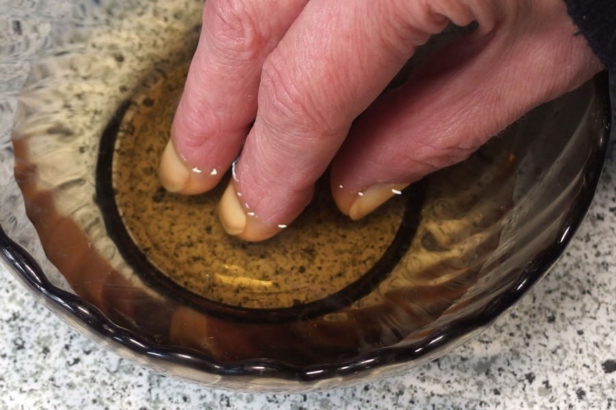 Ein- bis zweimal die Woche, die Nägel in lauwarmem Olivenöl, ca. 10 Minuten baden. Das stärkt die Nägel und sie sind nicht mehr so weich und reißen nicht mehr so schnell ein. Hilft wirklich!
