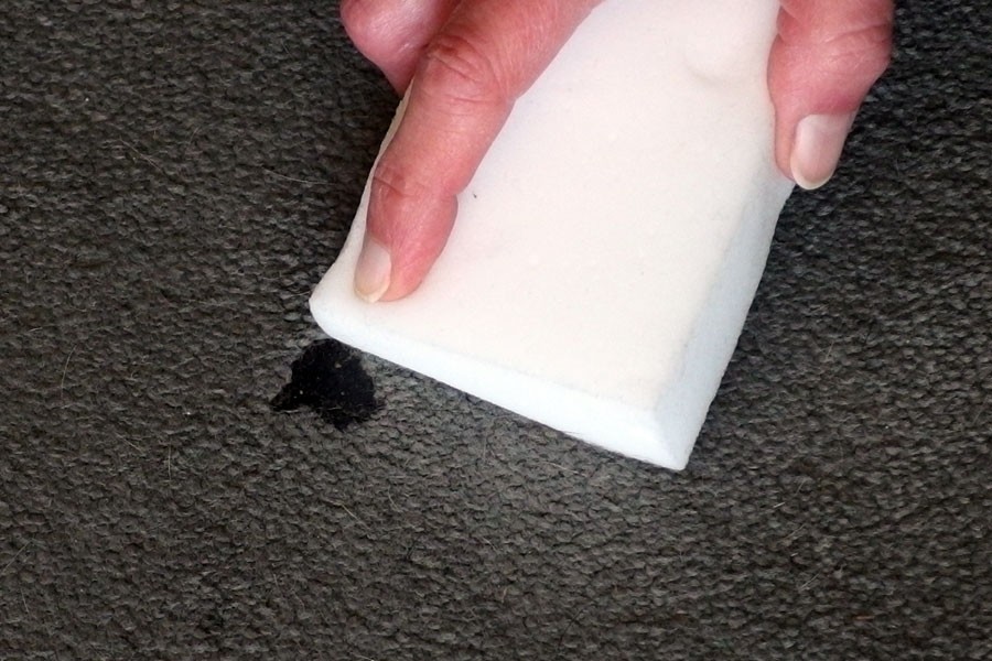 Radierer anfeuchten, ausdrücken und Teppich damit abrubbeln. Radierer krümelt zwar etwas, lässt sich aber super absaugen, wenn der Teppich trocken ist.