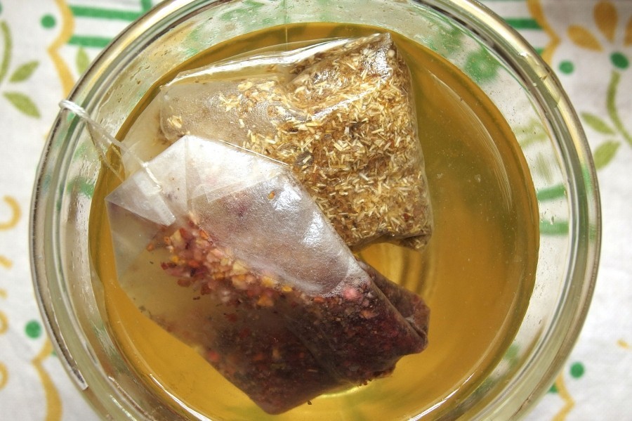Alte Teebeutel im Sommer für Eistee verwenden - schmeckt lecker und ist erfrischend.