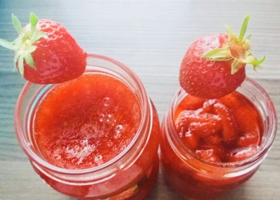 Rote Erdbeermarmelade: Ca. 50 g Heidelbeeren und dann auf 1000 g mit Erdbeeren ergänzen. Alles wie gewohnt kochen. Dadurch bleibt die Marmelade schön rot und verblasst nicht!