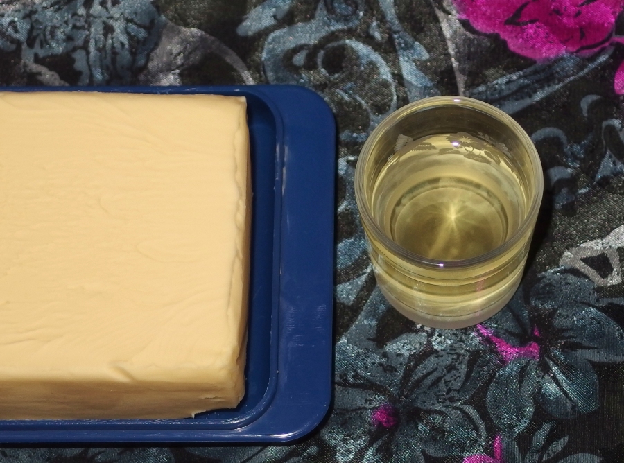Beim Backen kann man Butter auch mit Öl ersetzen. 1 ml Öl pro 1 Gramm Butter. Bei Muffins zum Beispiel schmeckt es dann auch luftiger und saftiger! 