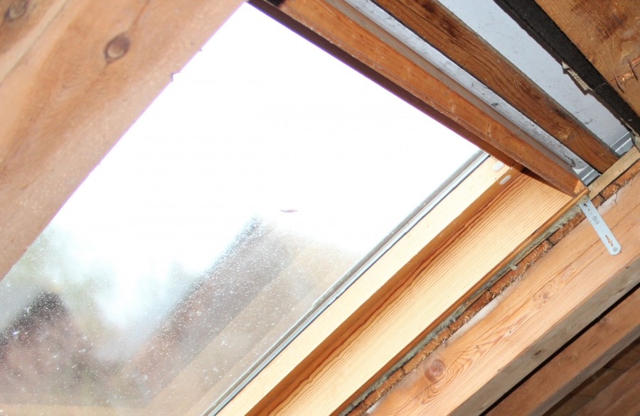 Beim Putzen der Dachfenster kann man das Wetter nutzen und den Regen für sich arbeiten lassen.