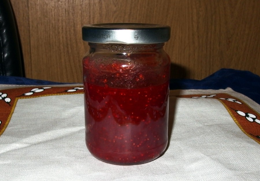 Mithilfe eines nassen Waschlappens, Marmelade praktisch in Gläser einfüllen, ohne sich die Finger zu verbrennen.
