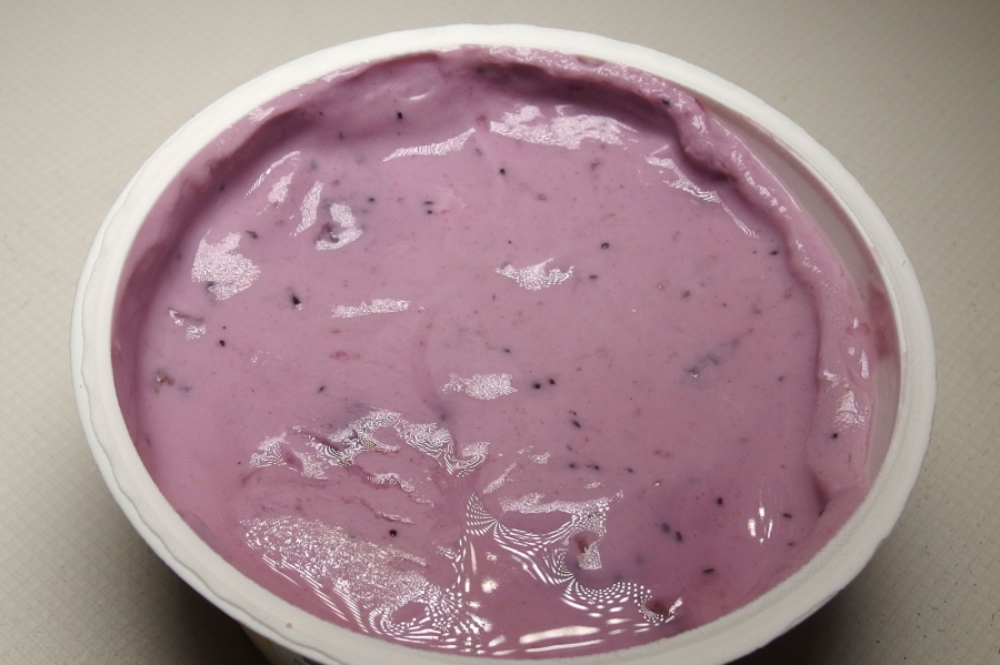 Fruchtjoghurt ohne Sägespäne und Zellstoff - Naturjoghurt mit Roter Grütze.