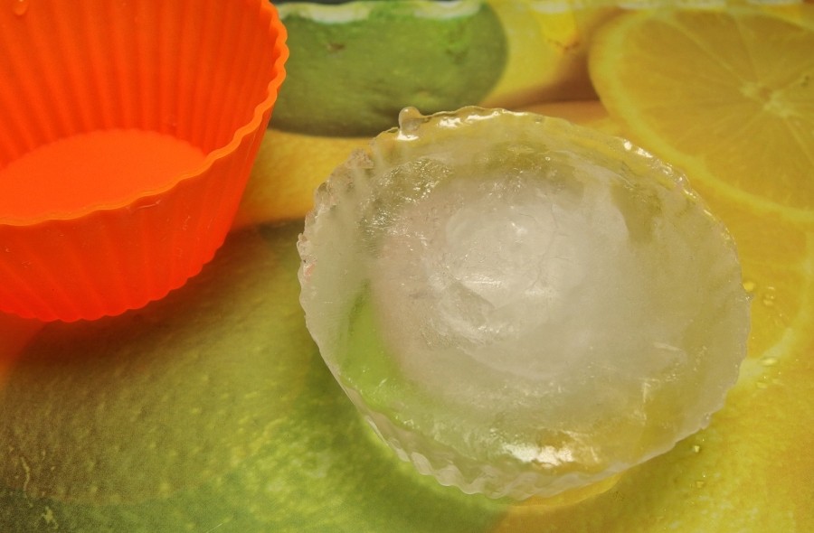 Silikonbackförmchen als unzerbrechbare Eiswürfelförmchen verwenden.
